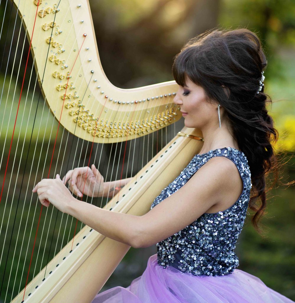 Лора Паносян - изпълнява музикални произведения на Арфа и Пиано за Вашият празник в Бургас