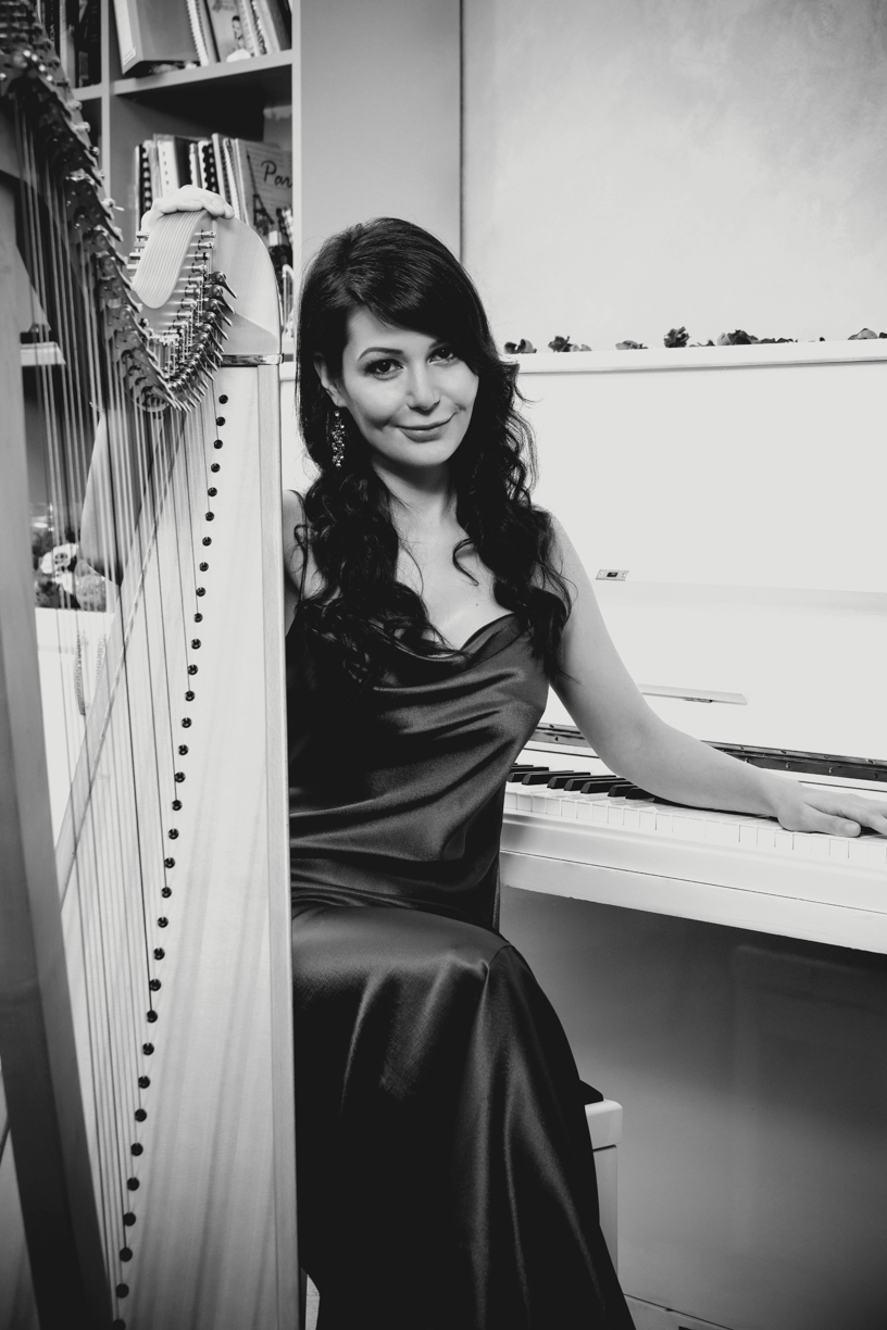 Лора Паносян - арфист и пианист за Вашият специален ден!